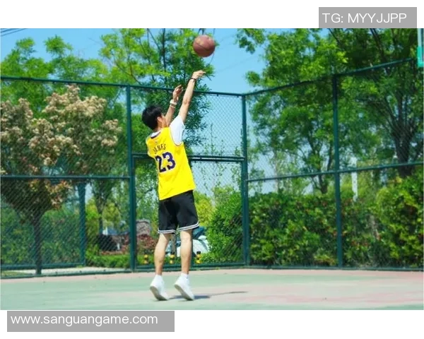 镜头捕捉：篮球八卦赛场小动作引发热议