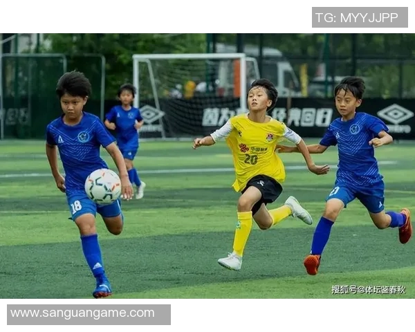 青训小将18岁签约德甲俱乐部,走出国门